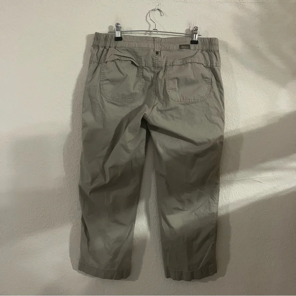Woolrich women’s tan Mid Rise Capri Pants Size: 4 - Picture 3 of 4